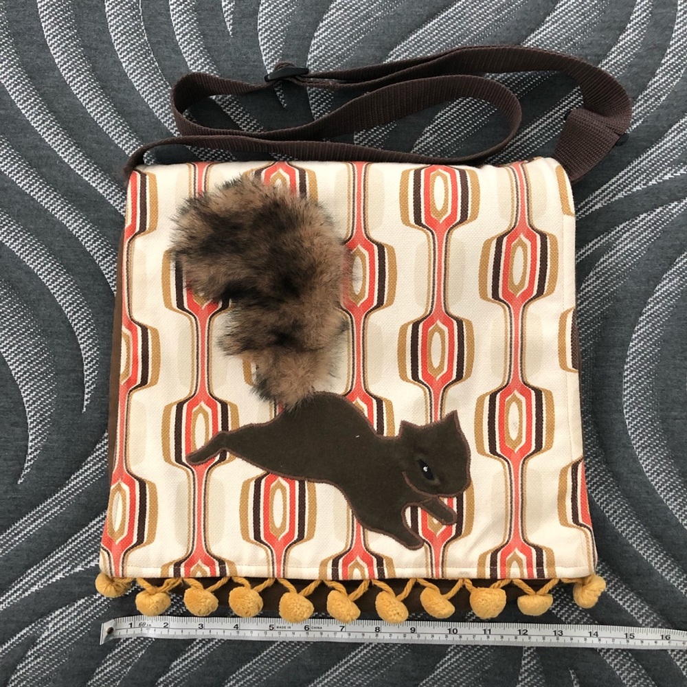 Medium cross body messenger bag